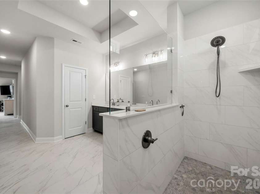 9021 Charles Francis Lane, Cornelius, NC 28031.  MLS# CAR4377901, YatesRealty ID 19428. 