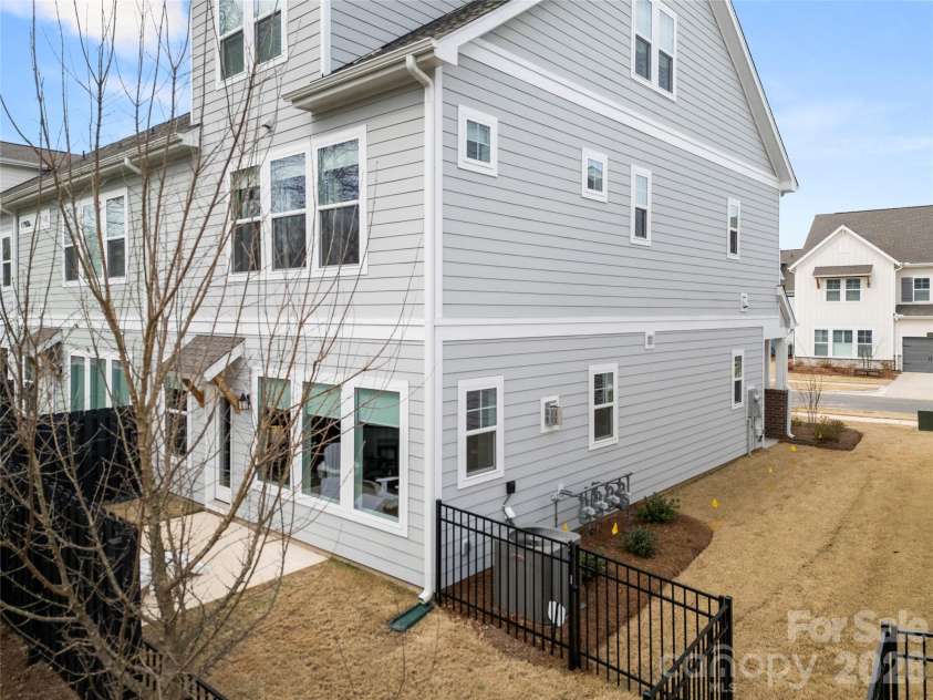 9021 Charles Francis Lane, Cornelius, NC 28031.  MLS# CAR4377901, YatesRealty ID 19428. 