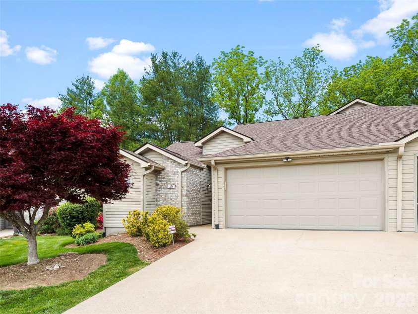 29 Tisha Lane, Hendersonville, NC 28739.  MLS# CAR4378450, YatesRealty ID 19429. 