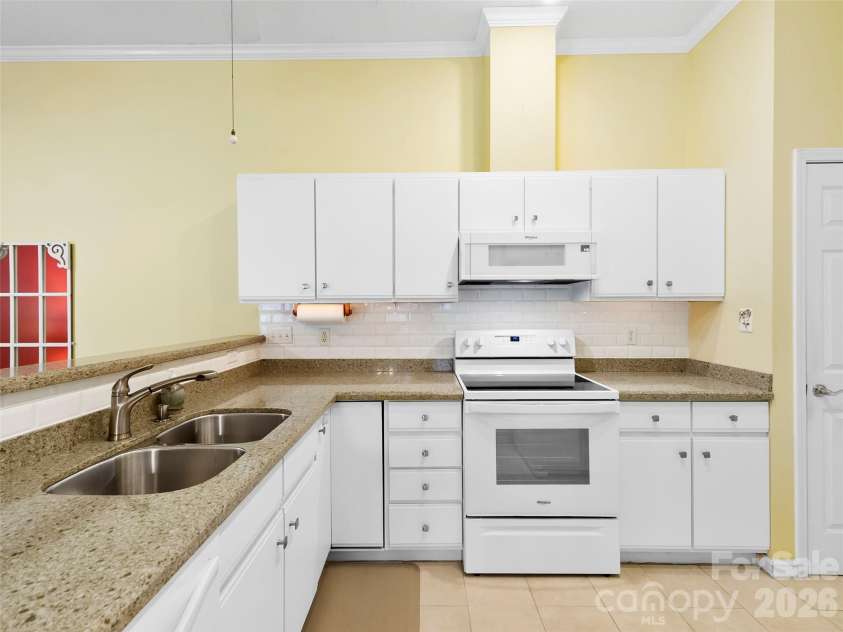 29 Tisha Lane, Hendersonville, NC 28739.  MLS# CAR4378450, YatesRealty ID 19429. Kitchen
