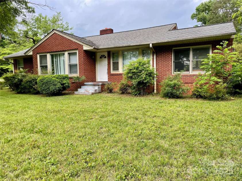 1 Knob Drive, Lexington, NC 27295.  MLS# CAR4254809, YatesRealty ID 1943. 