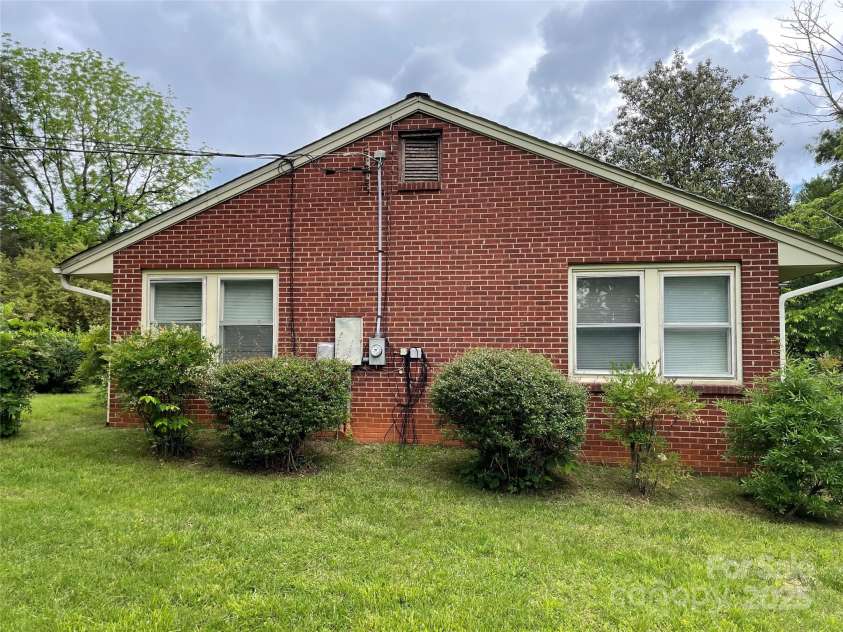 1 Knob Drive, Lexington, NC 27295.  MLS# CAR4254809, YatesRealty ID 1943. 