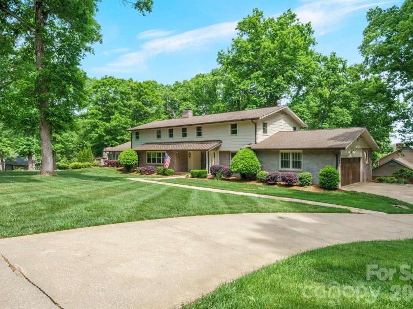 240 36th Avenue Circle, Hickory, NC 28601.  MLS# CAR4377946, YatesRealty ID 19432. 