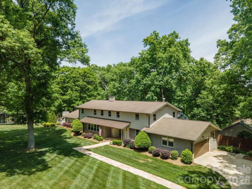 240 36th Avenue Circle, Hickory, NC 28601.  MLS# CAR4377946, YatesRealty ID 19432. 