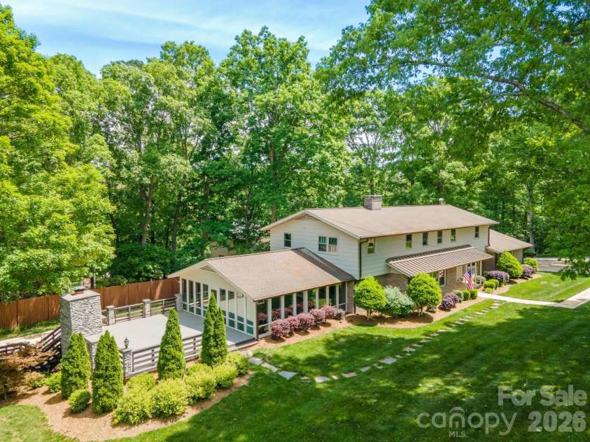 240 36th Avenue Circle, Hickory, NC 28601.  MLS# CAR4377946, YatesRealty ID 19432. 