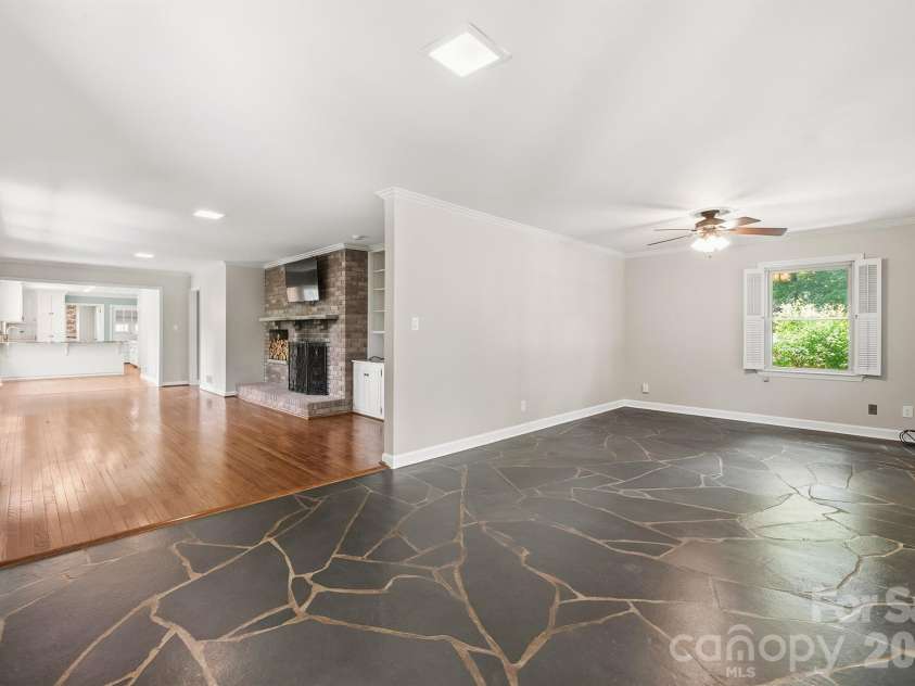240 36th Avenue Circle, Hickory, NC 28601.  MLS# CAR4377946, YatesRealty ID 19432. 