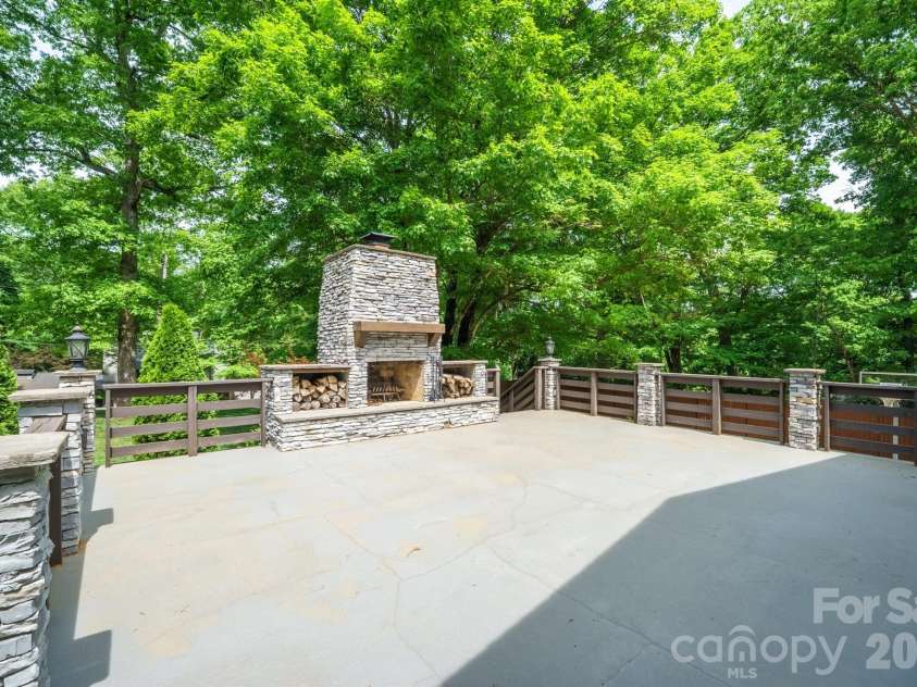 240 36th Avenue Circle, Hickory, NC 28601.  MLS# CAR4377946, YatesRealty ID 19432. 