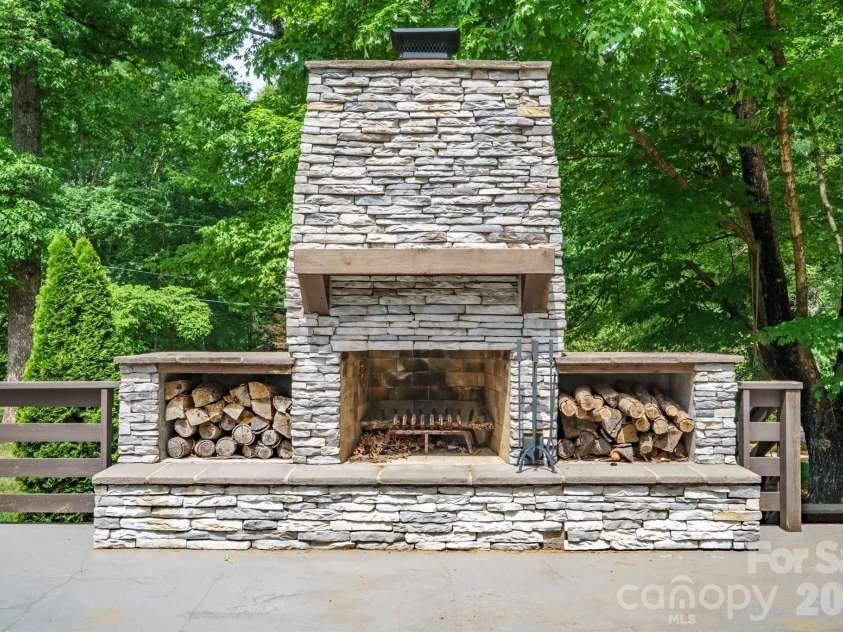 240 36th Avenue Circle, Hickory, NC 28601.  MLS# CAR4377946, YatesRealty ID 19432. 