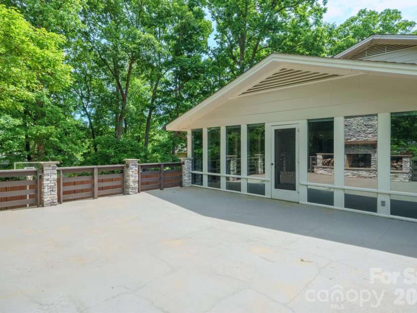 240 36th Avenue Circle, Hickory, NC 28601.  MLS# CAR4377946, YatesRealty ID 19432. 