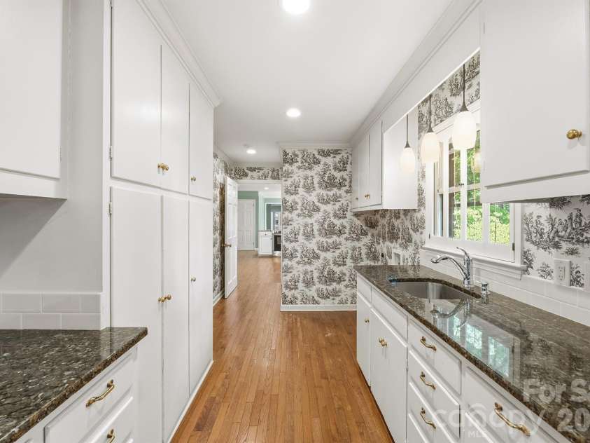240 36th Avenue Circle, Hickory, NC 28601.  MLS# CAR4377946, YatesRealty ID 19432. 