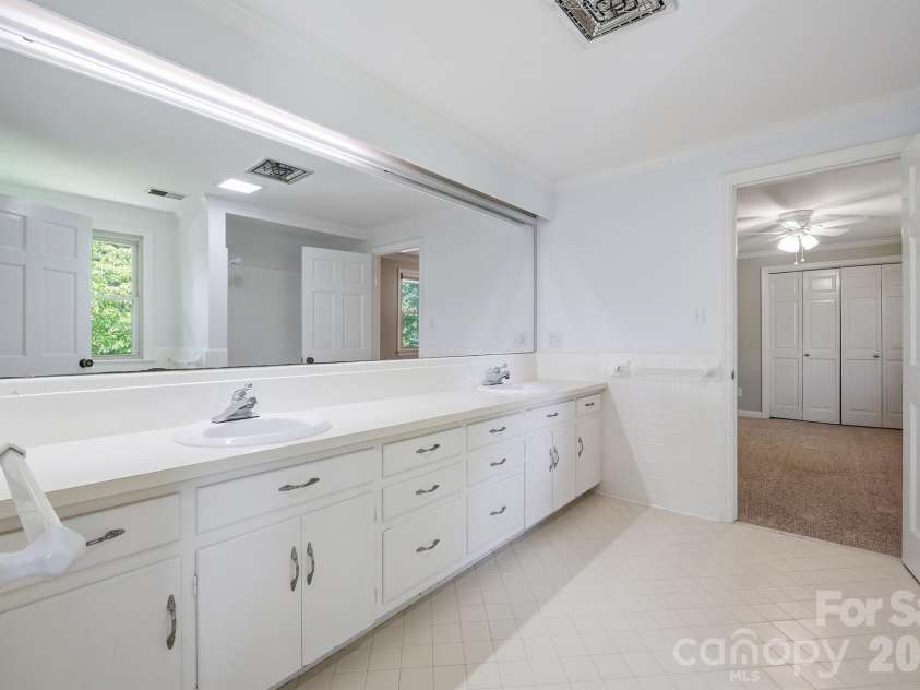 240 36th Avenue Circle, Hickory, NC 28601.  MLS# CAR4377946, YatesRealty ID 19432. 