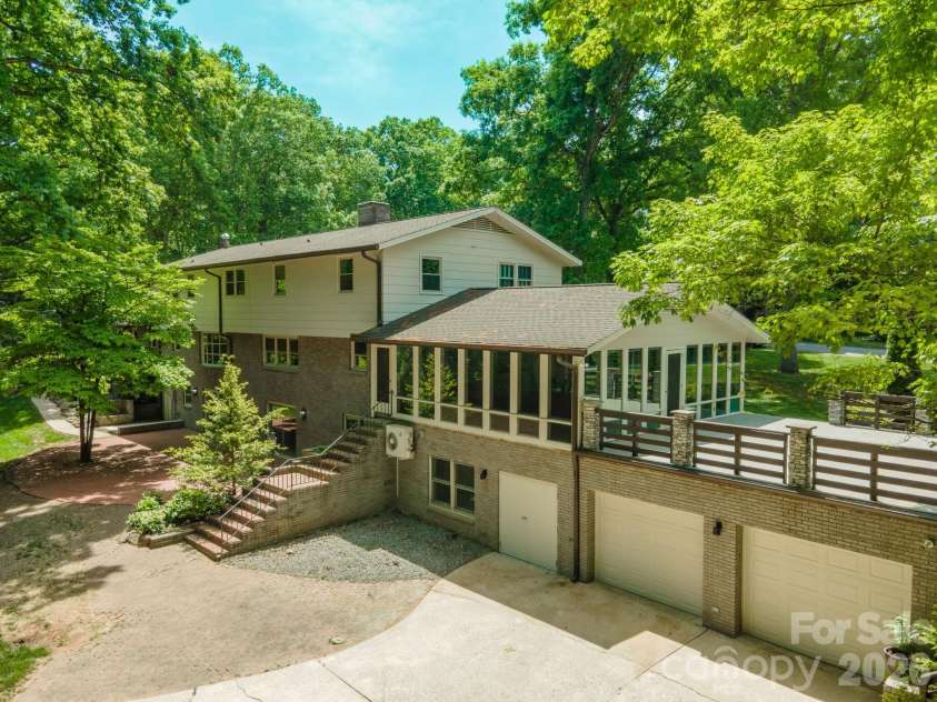 240 36th Avenue Circle, Hickory, NC 28601.  MLS# CAR4377946, YatesRealty ID 19432. 