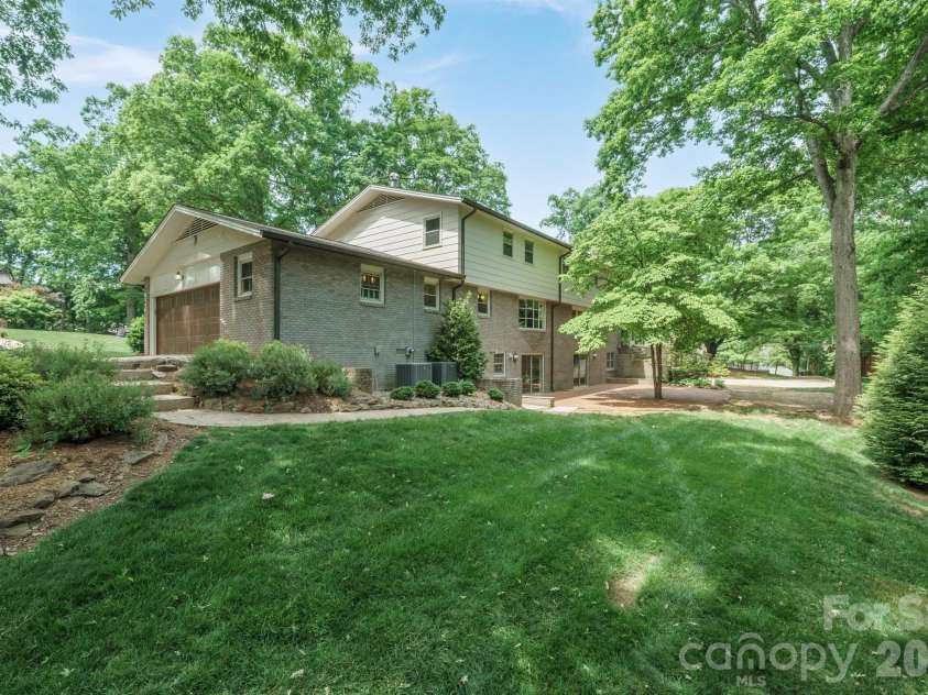 240 36th Avenue Circle, Hickory, NC 28601.  MLS# CAR4377946, YatesRealty ID 19432. 