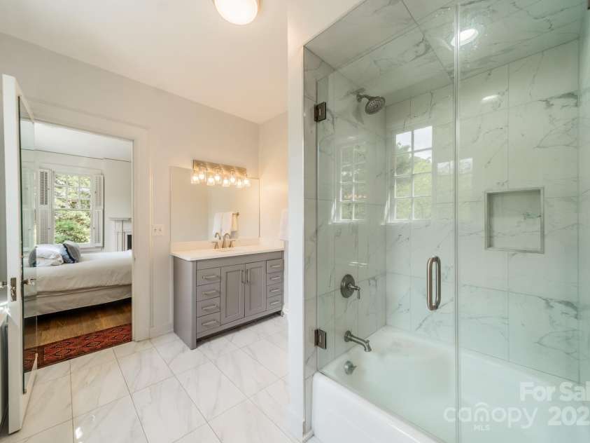 1919 Kensal Court, Charlotte, NC 28211.  MLS# CAR4193792, YatesRealty ID 19433. Bathroom between Bedrooms 4 and 3