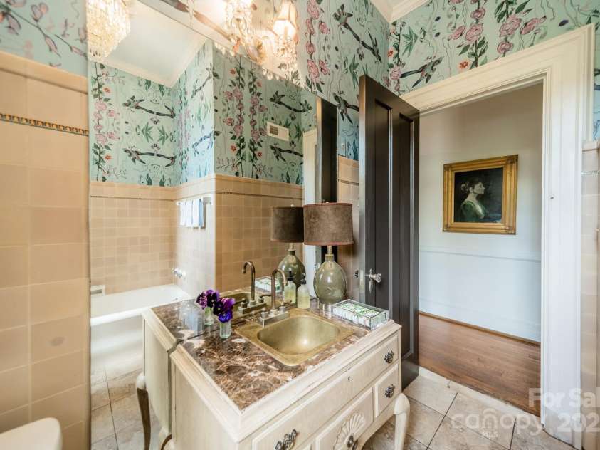 1919 Kensal Court, Charlotte, NC 28211.  MLS# CAR4193792, YatesRealty ID 19433. Downstairs full bath