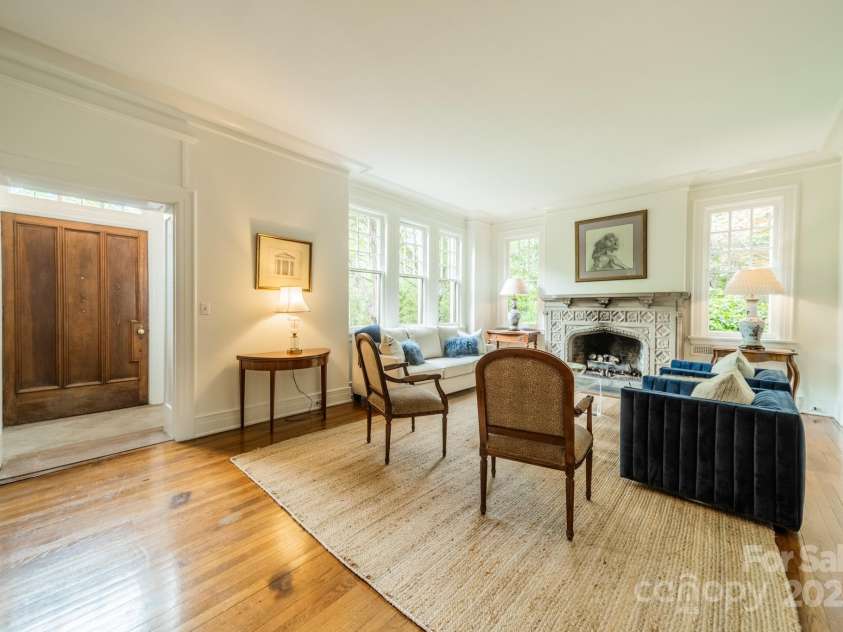 1919 Kensal Court, Charlotte, NC 28211.  MLS# CAR4193792, YatesRealty ID 19433. Enter through the front door (on the left) into the lovely, light-filled Living Room with tall ceilings and beautiful architectural details.