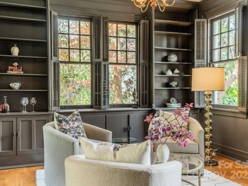 1919 Kensal Court, Charlotte, NC 28211.  MLS# CAR4193792, YatesRealty ID 19433. Great built-ins with lots of storage.