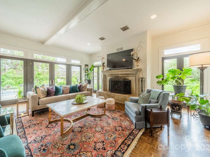 1919 Kensal Court, Charlotte, NC 28211.  MLS# CAR4193792, YatesRealty ID 19433. Great Room is flooded with light!