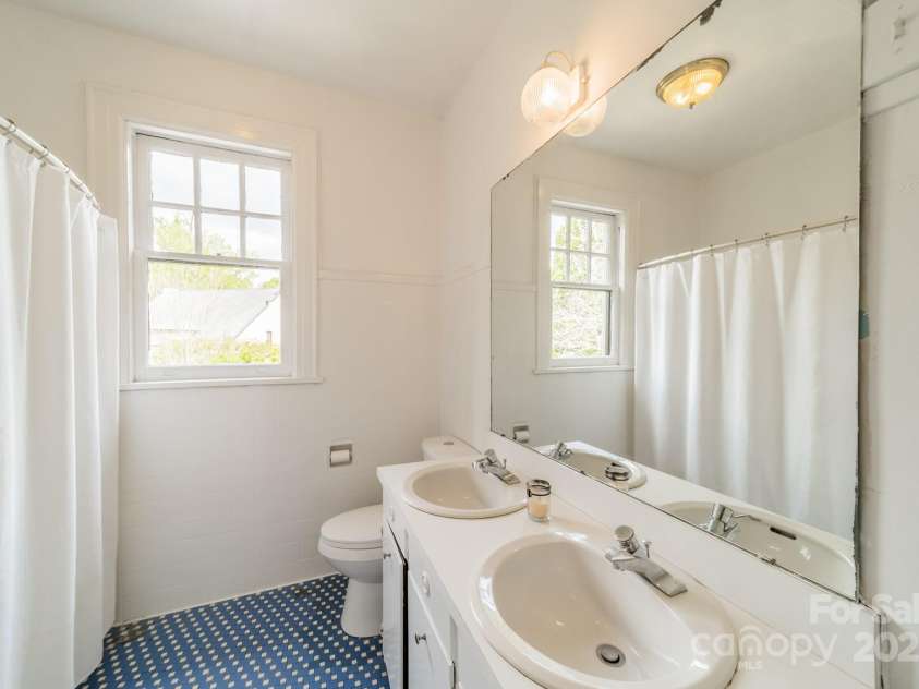 1919 Kensal Court, Charlotte, NC 28211.  MLS# CAR4193792, YatesRealty ID 19433. Hall bath