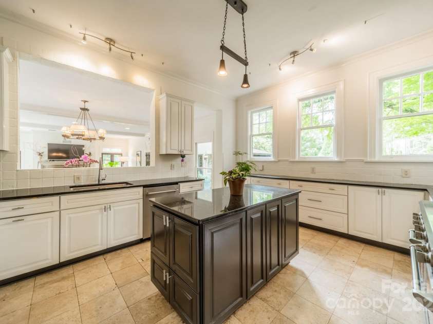 1919 Kensal Court, Charlotte, NC 28211.  MLS# CAR4193792, YatesRealty ID 19433. Kitchen
