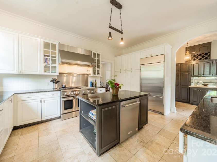 1919 Kensal Court, Charlotte, NC 28211.  MLS# CAR4193792, YatesRealty ID 19433. Kitchen
