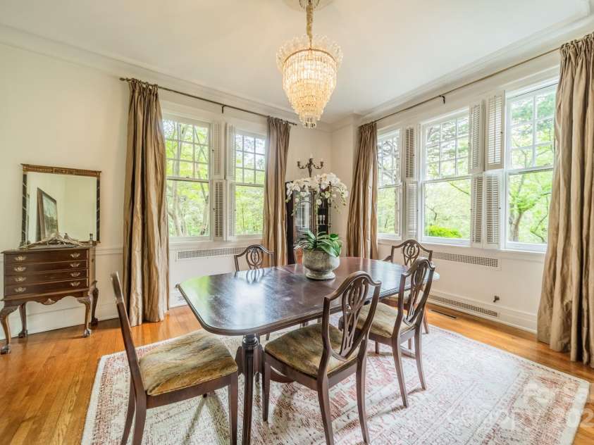1919 Kensal Court, Charlotte, NC 28211.  MLS# CAR4193792, YatesRealty ID 19433. Lovely Formal Dining Room perfect for your next dinner party!