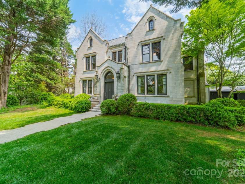 1919 Kensal Court, Charlotte, NC 28211.  MLS# CAR4193792, YatesRealty ID 19433. Lush, mature landscaping