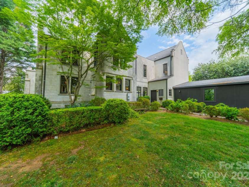1919 Kensal Court, Charlotte, NC 28211.  MLS# CAR4193792, YatesRealty ID 19433. The side entrance gives you easy access from the driveway,  cul-de-sac and extra parking.