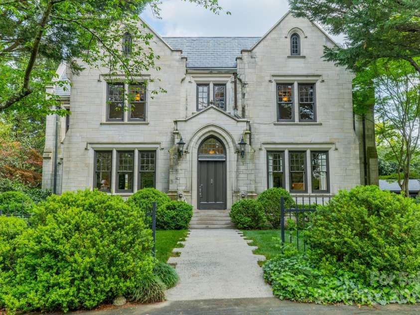 1919 Kensal Court, Charlotte, NC 28211.  MLS# CAR4193792, YatesRealty ID 19433. Welcome Home!