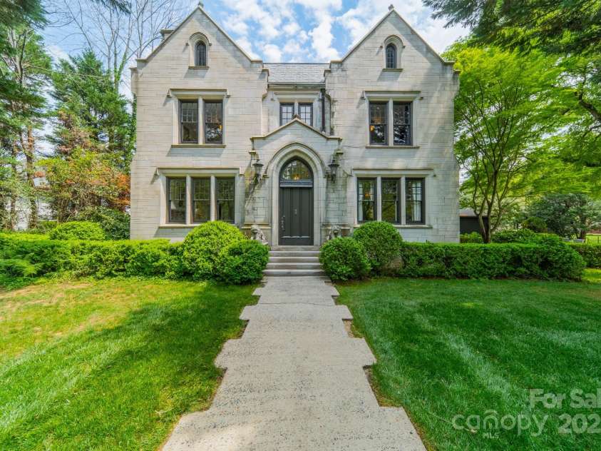 1919 Kensal Court, Charlotte, NC 28211.  MLS# CAR4193792, YatesRealty ID 19433. Welcome Home to 1919 Kensal Ct. in Eastover.