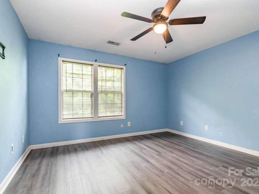 5310 Waverly Lynn Lane, Charlotte, NC 28269.  MLS# CAR4249522, YatesRealty ID 19437. 