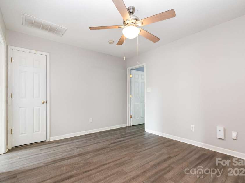 5310 Waverly Lynn Lane, Charlotte, NC 28269.  MLS# CAR4249522, YatesRealty ID 19437. 