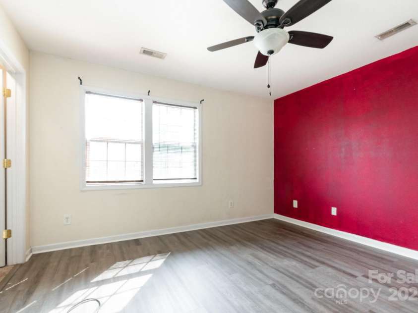 5310 Waverly Lynn Lane, Charlotte, NC 28269.  MLS# CAR4249522, YatesRealty ID 19437. 