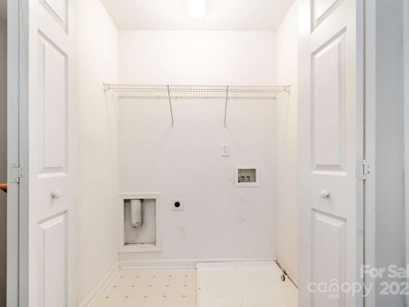 5310 Waverly Lynn Lane, Charlotte, NC 28269.  MLS# CAR4249522, YatesRealty ID 19437. 