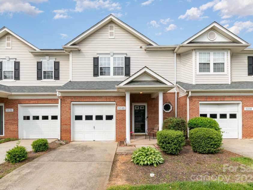5310 Waverly Lynn Lane, Charlotte, NC 28269.  MLS# CAR4249522, YatesRealty ID 19437. 
