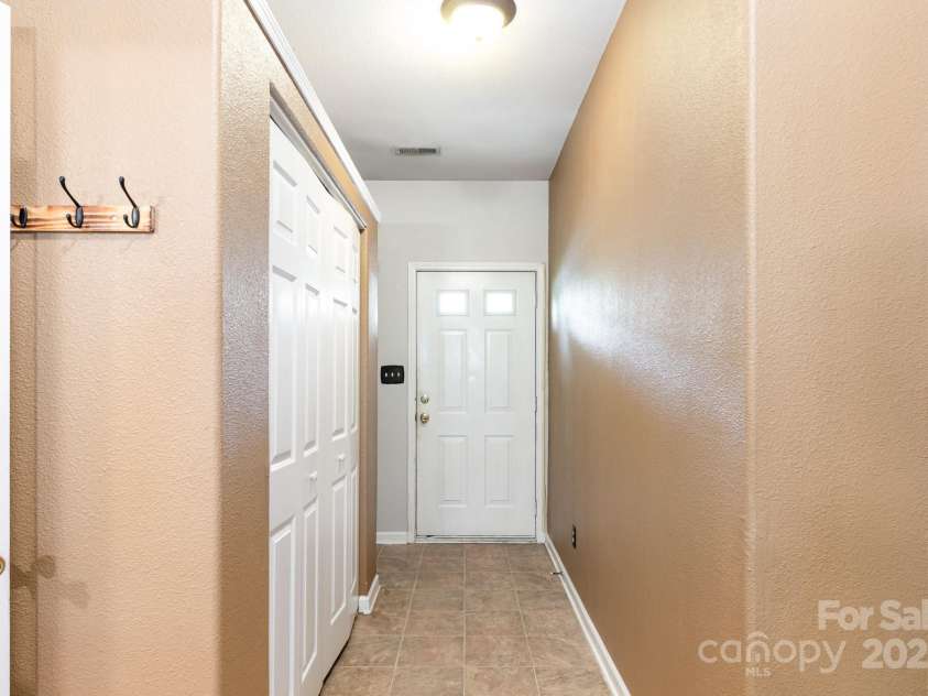 5310 Waverly Lynn Lane, Charlotte, NC 28269.  MLS# CAR4249522, YatesRealty ID 19437. 