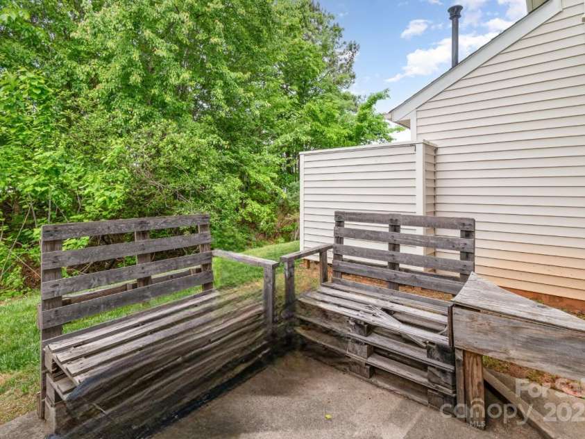 5310 Waverly Lynn Lane, Charlotte, NC 28269.  MLS# CAR4249522, YatesRealty ID 19437. 