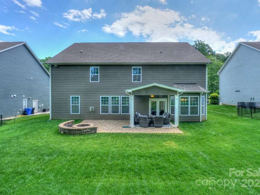 135 Canoe Pole Lane, Mooresville, NC 28117.  MLS# CAR4254258, YatesRealty ID 19439. Back Yard
