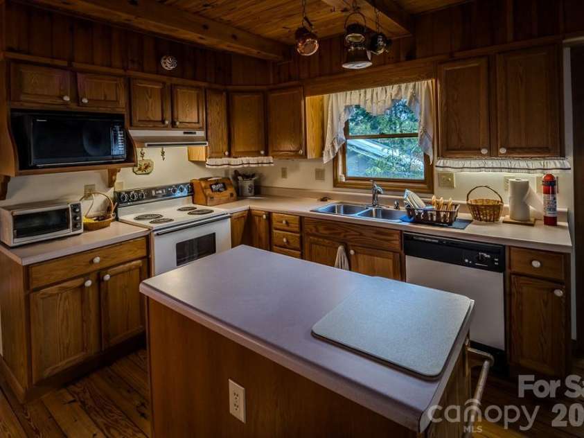 86 Hickory Lane, Newland, NC 28657.  MLS# CAR4378825, YatesRealty ID 19439. 