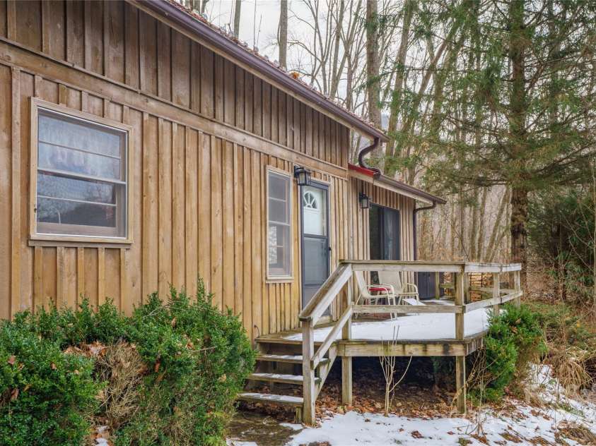 210 Bear Pen Road, Burnsville, NC 28714.  MLS# CAR4331746, YatesRealty ID 1944. 