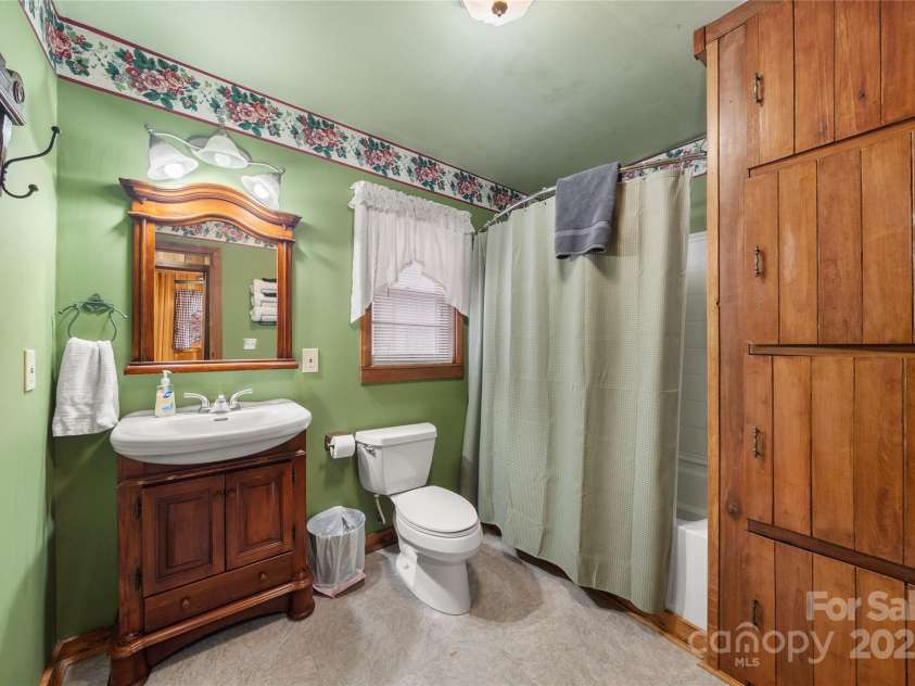 210 Bear Pen Road, Burnsville, NC 28714.  MLS# CAR4331746, YatesRealty ID 1944. 