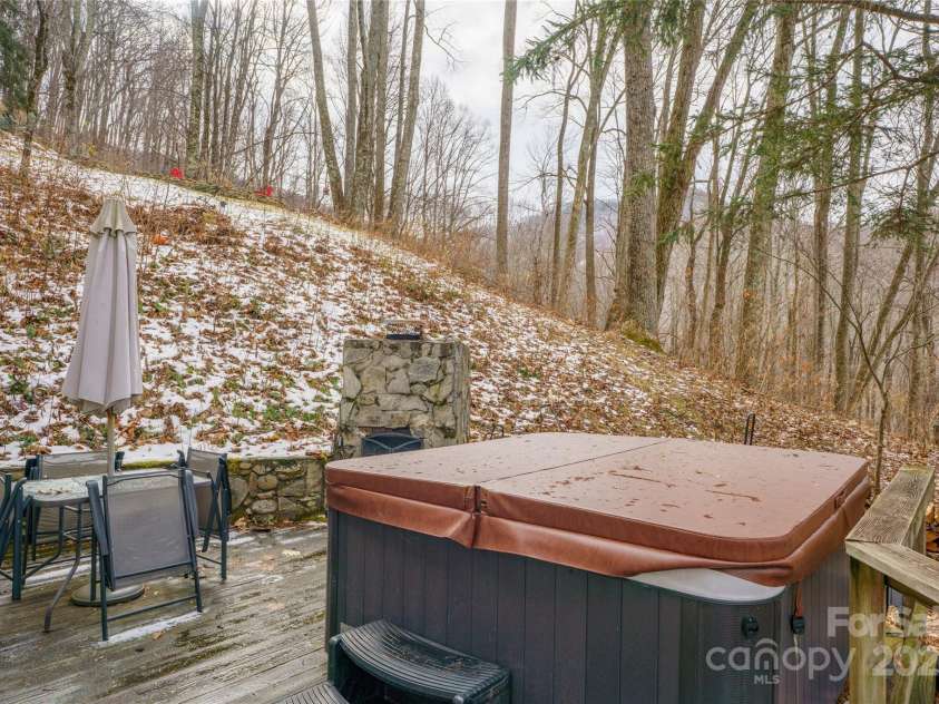 210 Bear Pen Road, Burnsville, NC 28714.  MLS# CAR4331746, YatesRealty ID 1944. 