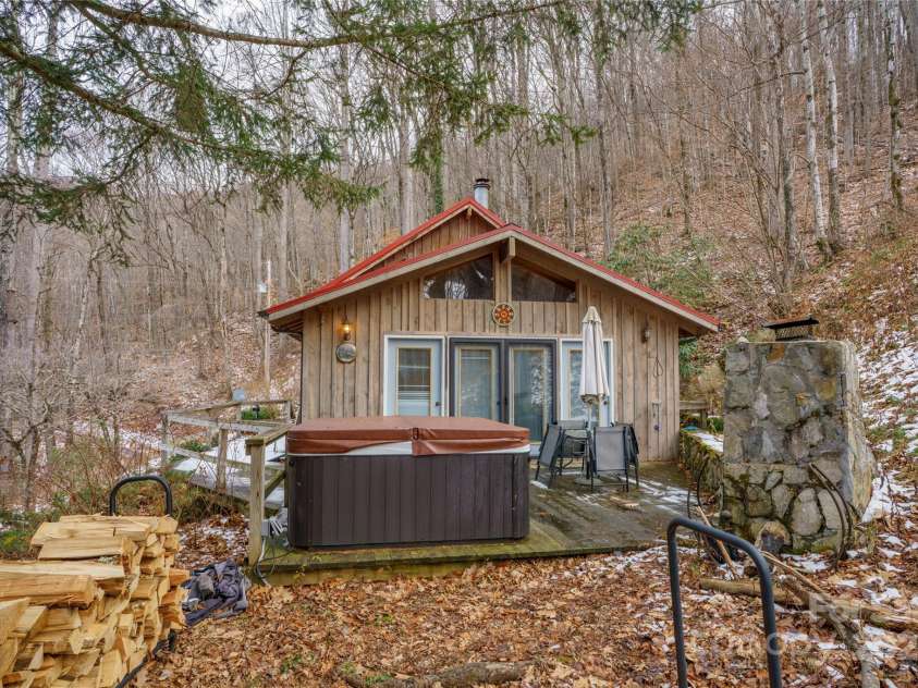 210 Bear Pen Road, Burnsville, NC 28714.  MLS# CAR4331746, YatesRealty ID 1944. 