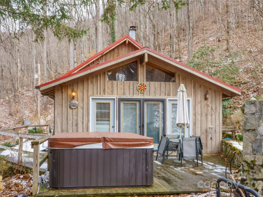 210 Bear Pen Road, Burnsville, NC 28714.  MLS# CAR4331746, YatesRealty ID 1944. 