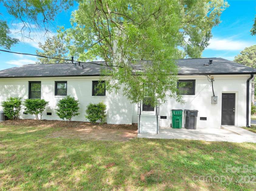 6600 Knightswood Drive, Charlotte, NC 28226.  MLS# CAR4249249, YatesRealty ID 1944. 
