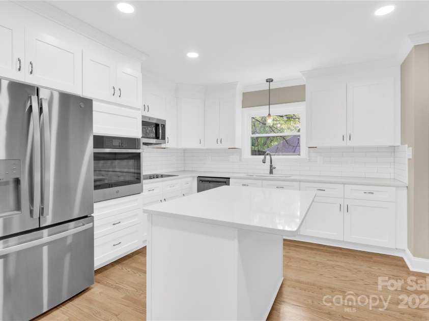 6600 Knightswood Drive, Charlotte, NC 28226.  MLS# CAR4249249, YatesRealty ID 1944. 