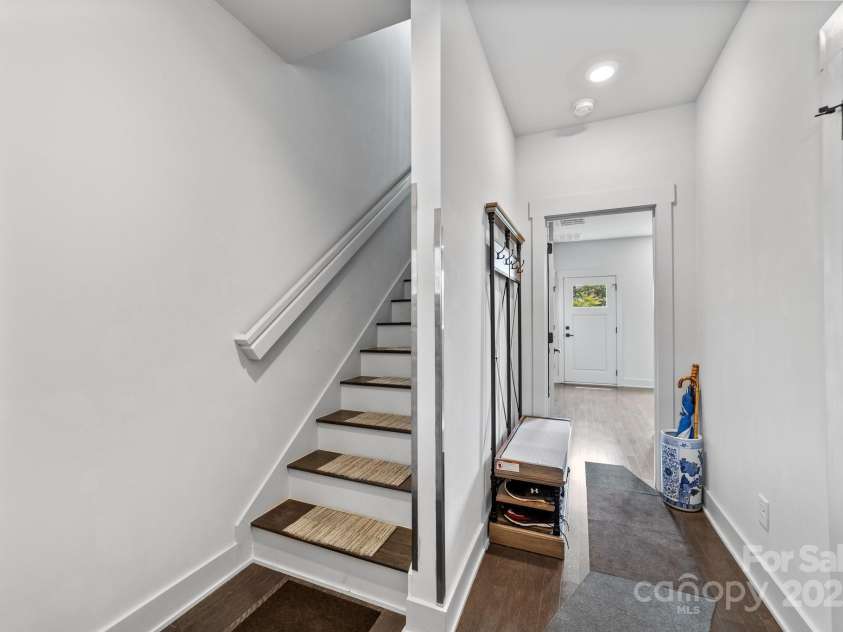 919 Cityscape Drive, Charlotte, NC 28205.  MLS# CAR4263066, YatesRealty ID 19441. Entryway