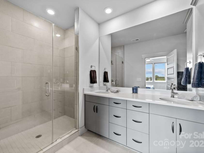 919 Cityscape Drive, Charlotte, NC 28205.  MLS# CAR4263066, YatesRealty ID 19441. Primary Bath