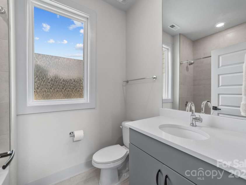 919 Cityscape Drive, Charlotte, NC 28205.  MLS# CAR4263066, YatesRealty ID 19441. Upper level guest bath