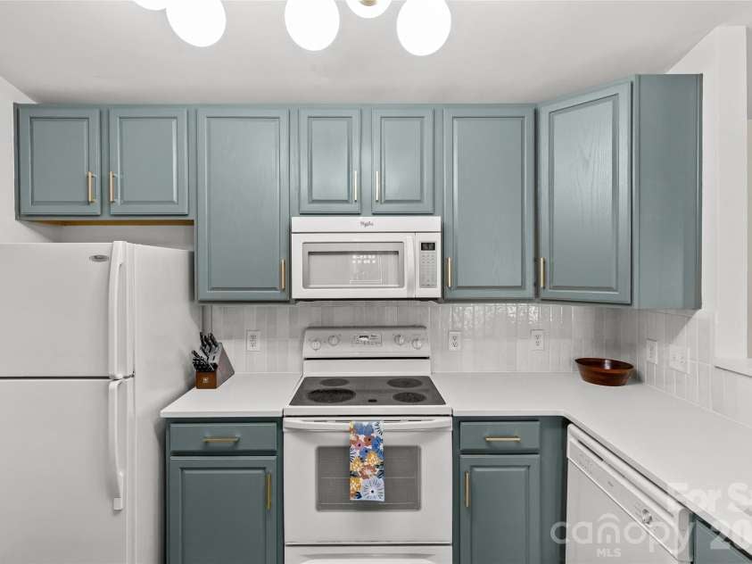 10652 Hill Point Court, Charlotte, NC 28262.  MLS# CAR4378290, YatesRealty ID 19443. Kitchen